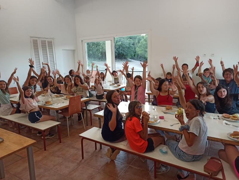 Kinder der Sprachreise Cadiz essen gemeinsam Mittag