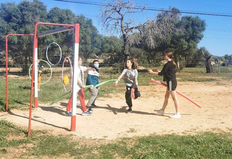 Kinder des Jugendcamps Mallorca spielen gemeinsam