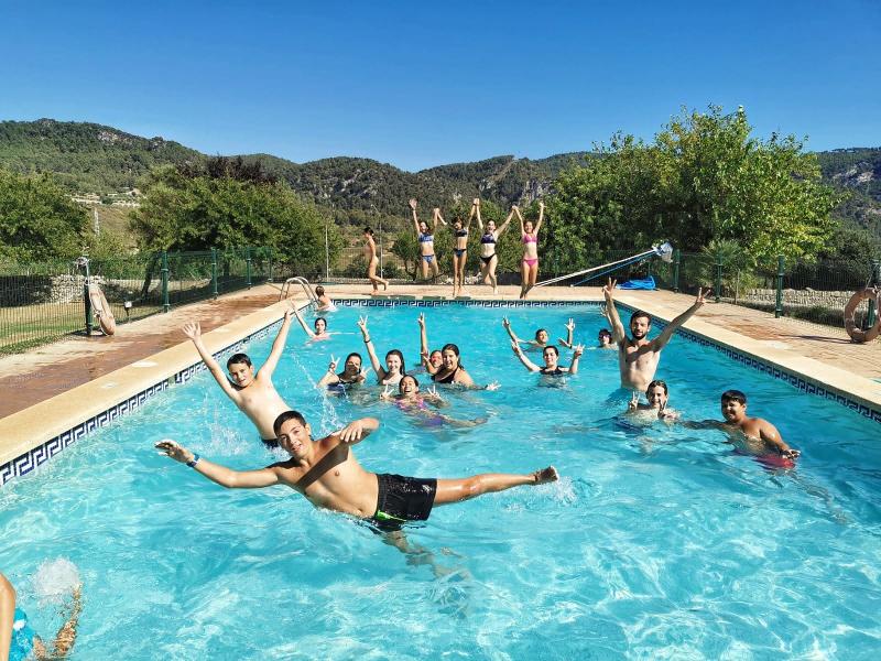 Bei der Jugendreise Mallorca springen die Teilnehmer in den Pool