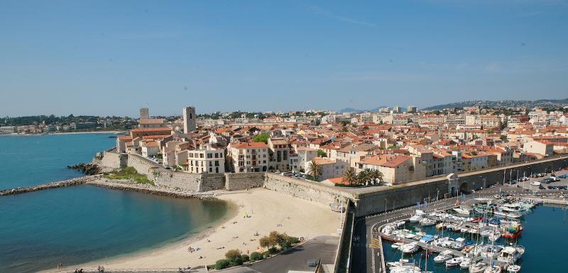 Auf Sprachreise Frankreich ist die Stadt Antibes und der angrenzende Strand zu sehen