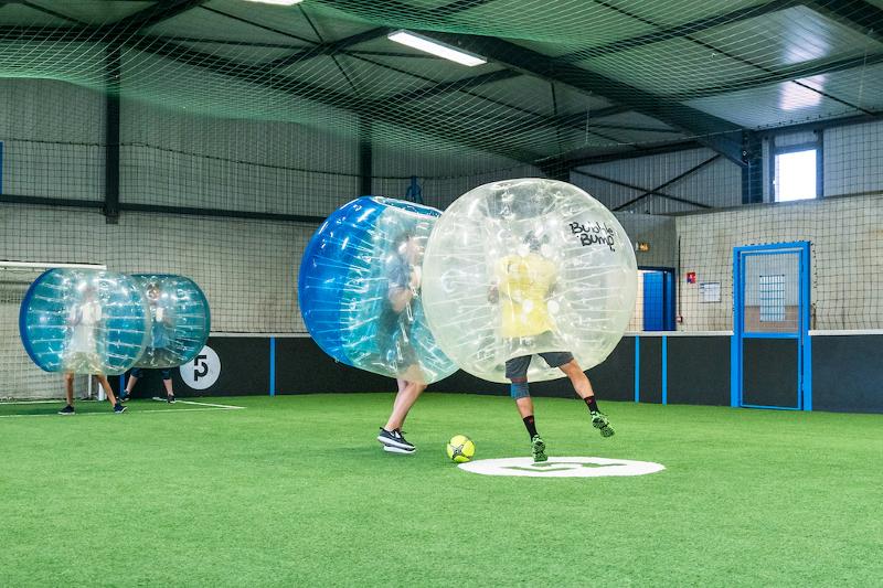 Jugendliche der Schülersprachreise Frankreich spielen Bubble Football