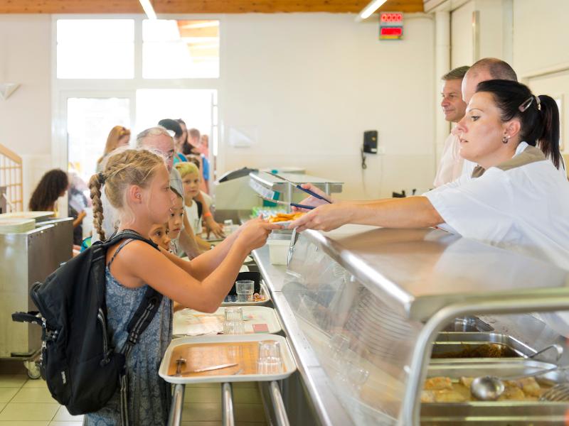 Kinder bekommen in der Mensa auf Sprachreise Frankreich Schüler ihr Essen