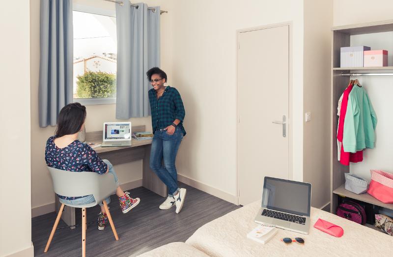 Zwei Schülerinnen reden in ihrem Zimmer auf Sprachreise Frankreich miteinander