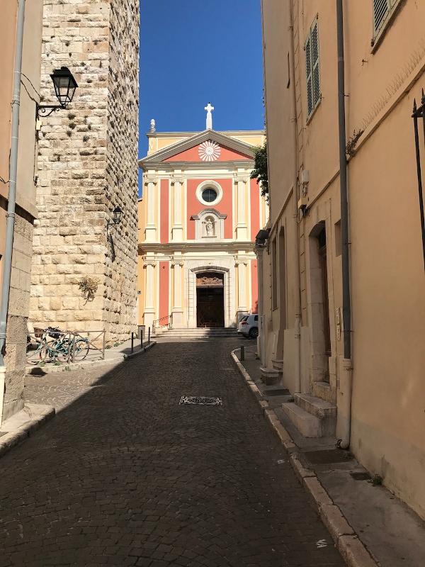 Eine Gasse in einer Stadt ist während der Sprachferien Frankreich zu sehen