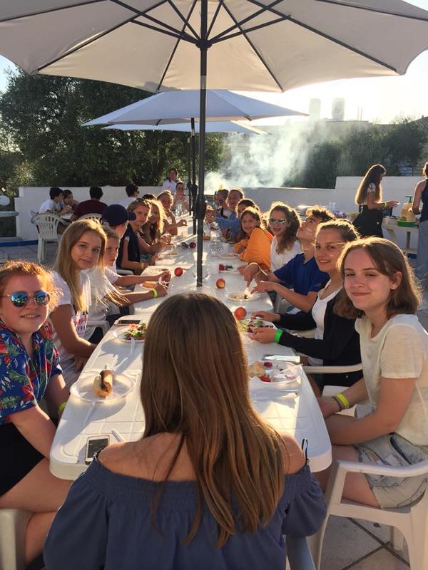 Teilnehmer vom Sprachcamp Frankreich essen gemeinsam an einem großen Tisch