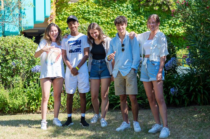 Eine Gruppe von Studenten steht nebeneinander auf Sprachreise Frankreich draußen