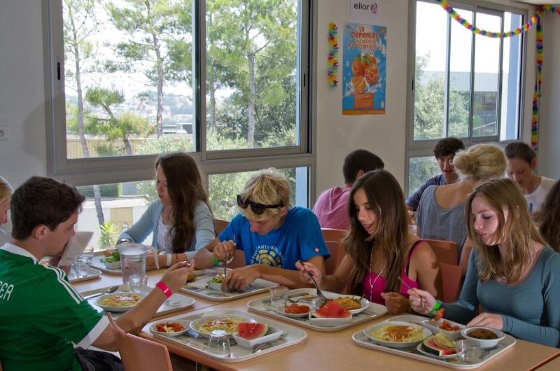 Schüler essen gemeinsam während ihrer Sprachferien Frankreich Mittag