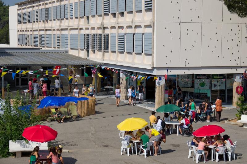 Studenten sitzen auf Schülersprachreise Frankreich auf dem Campus der Universität