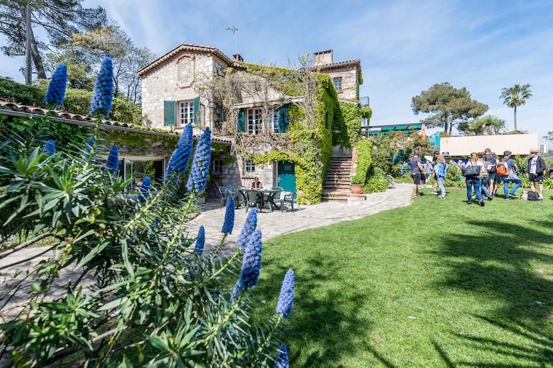Die Unterkunft im Sprachurlaub Frankreich ist ein Haus mit einer großen Wiese