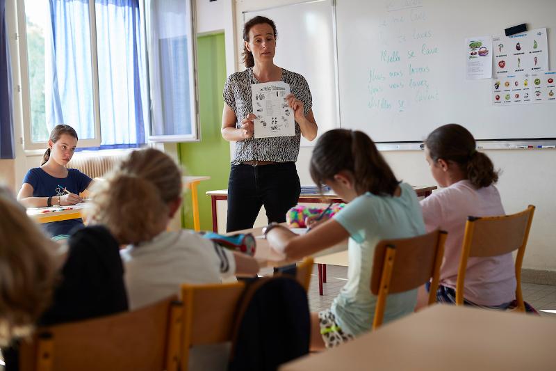 Eine Lehrerin unterrichtet die Schüler auf Sprachreise Frankreich im Klassenraum