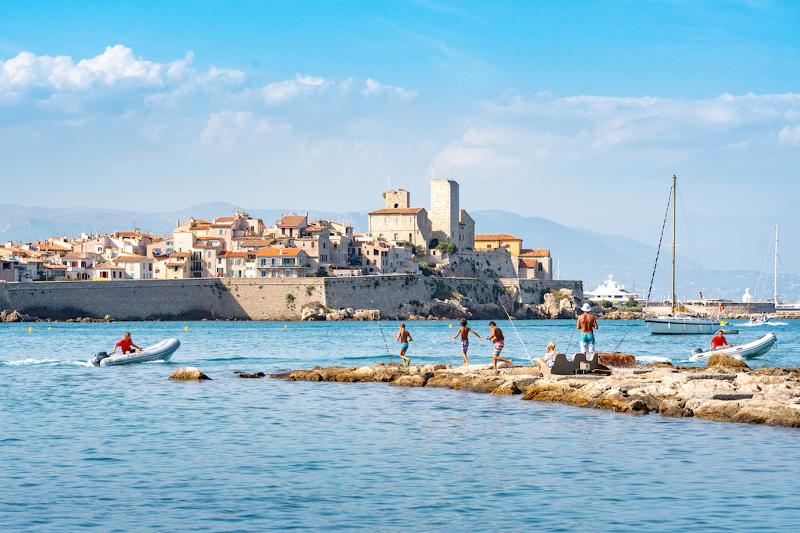 Teilnehmer der Frankreich Sprachferien gehen im Mittelmeer schwimmen