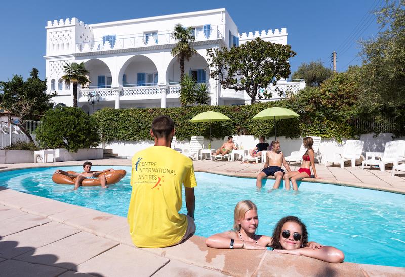 Teilnehmer der Frankreich Sprachreise entspannen am und im Pool