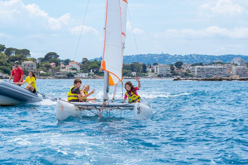 Kinder segeln gemeinsam auf ihrer Frankreich Sprachreise
