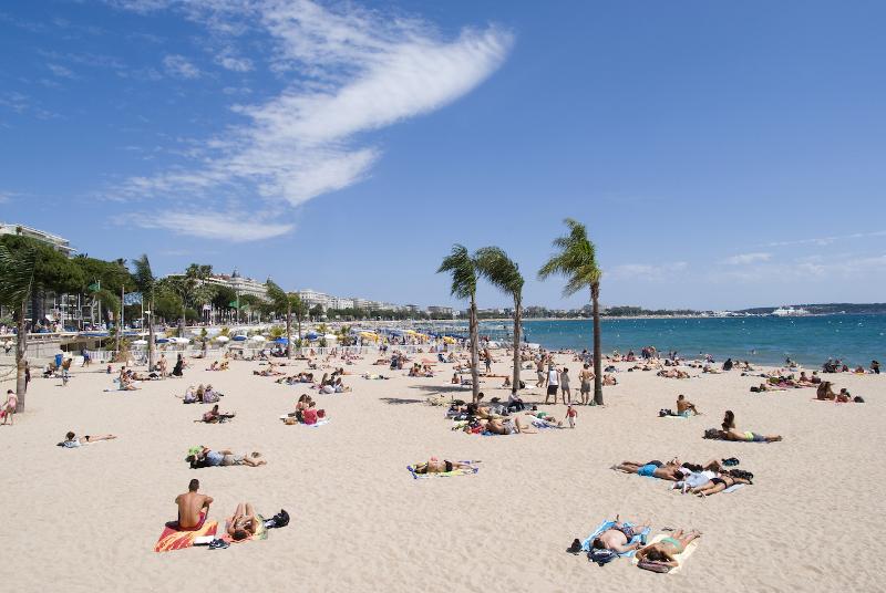 Viele Menschen liegen auf Sprachreise Frankreich Schüler am Strand