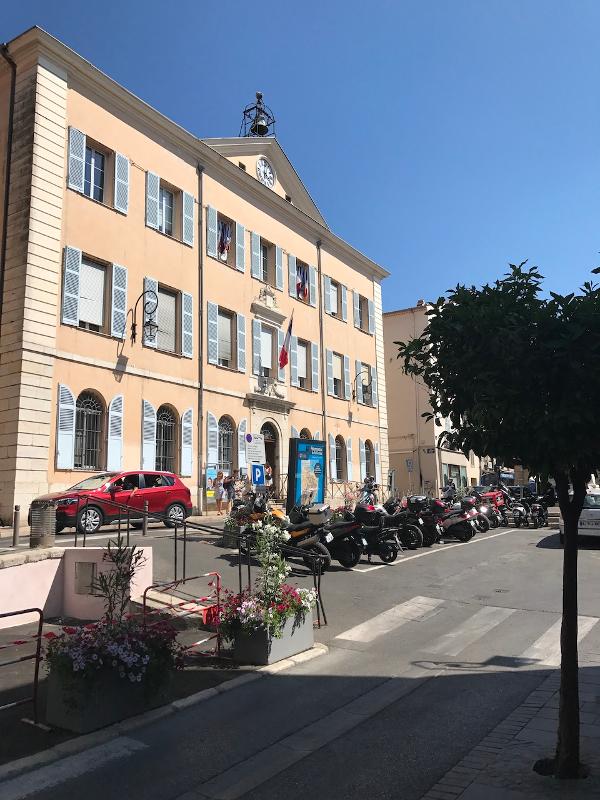 In einer Straße stehen auf Sprachreise Frankreich eine Menge Motorräder