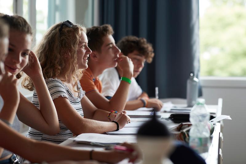 Schüler sitzen gemeinsam im Unterricht auf Frankreich Sprachreise