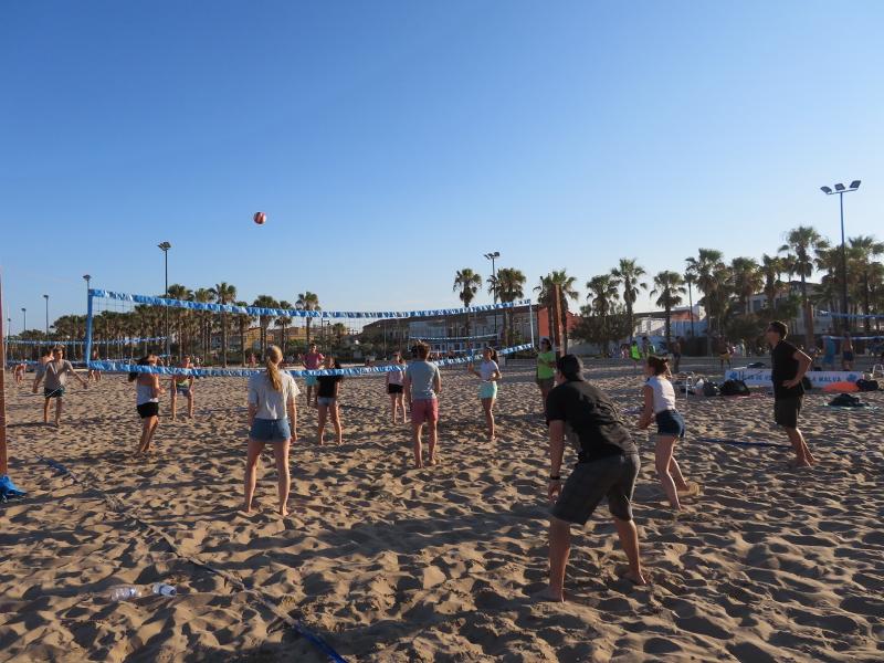 Kinder spielen bei einer  Jugendreise nach Spanien Beachvolleyball