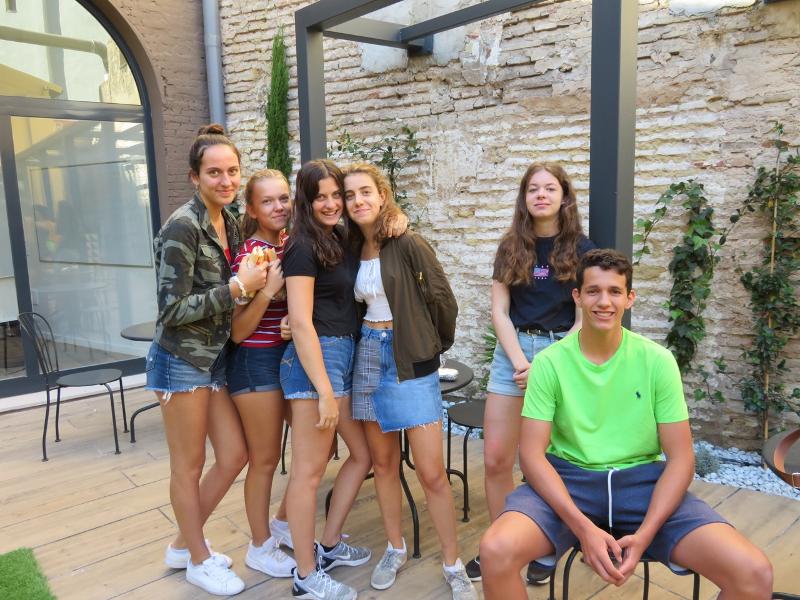 Teenager einer Jugendreise nach Spanien posieren für ein Foto