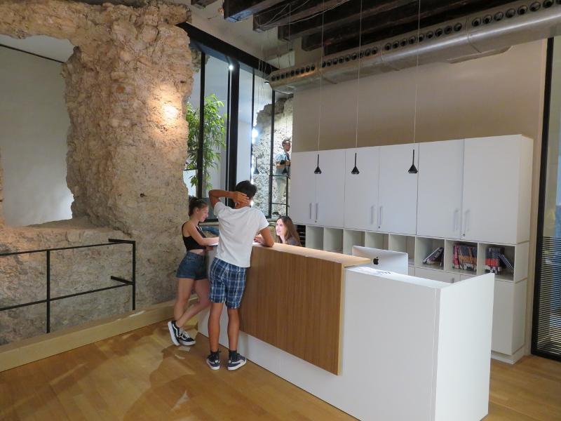Teilnehmer einer Jugendreise nach Spanien stehen an einer Rezeption