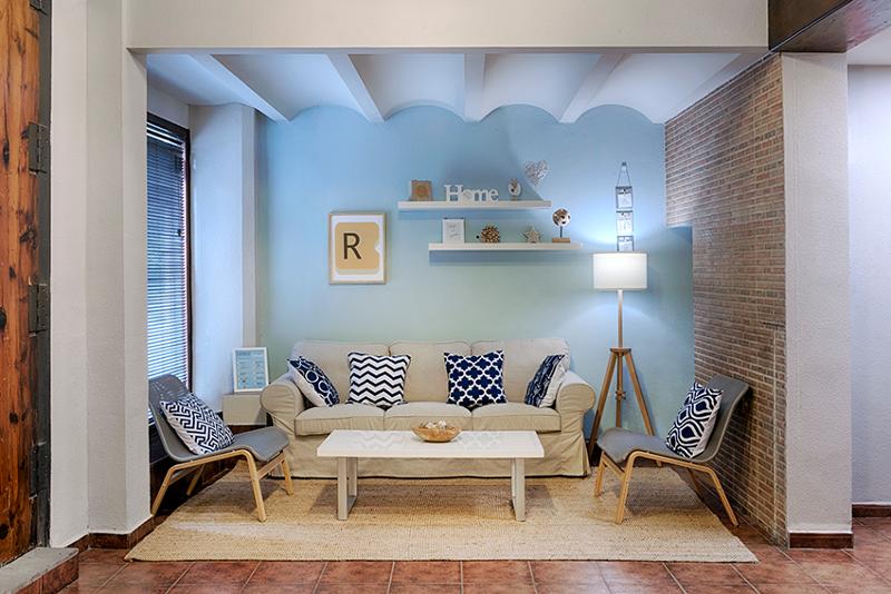 Ein Sofa mit Kissen bei einer Jugendreise nach Spanien