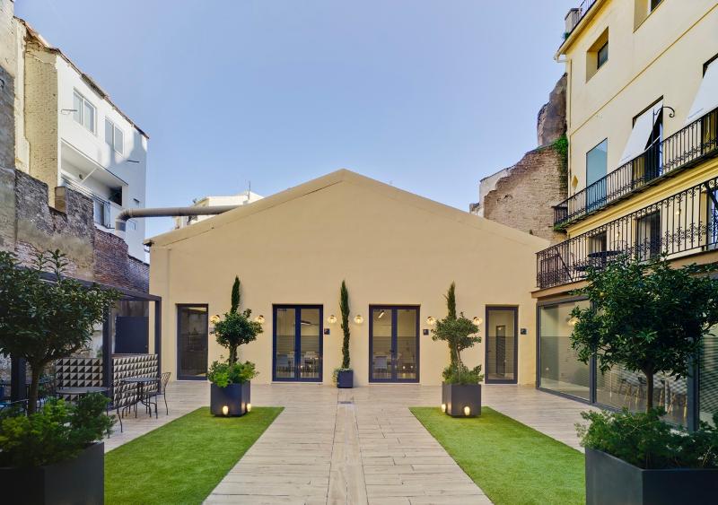 Außenansicht einer Sprachschule mit Terrasse bei einer Jugendreise nach Spanien