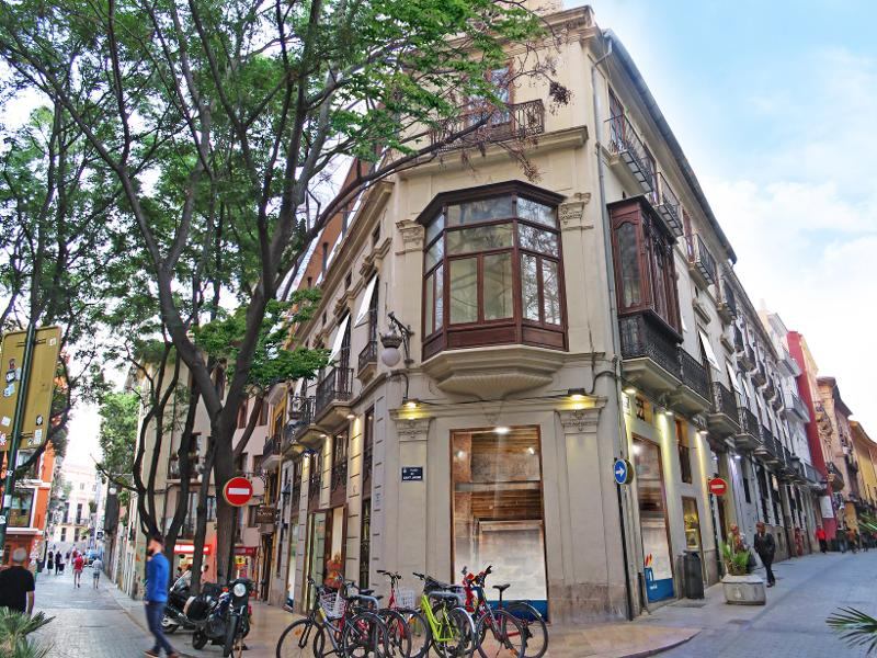Außenansicht eines Gebäudes bei einer Jugendreise nach Spanien