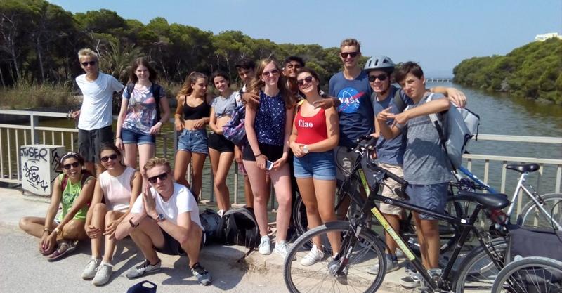 Gruppenfoto von Teilnehmern der Jugendreise nach Spanien auf Fahrradtour