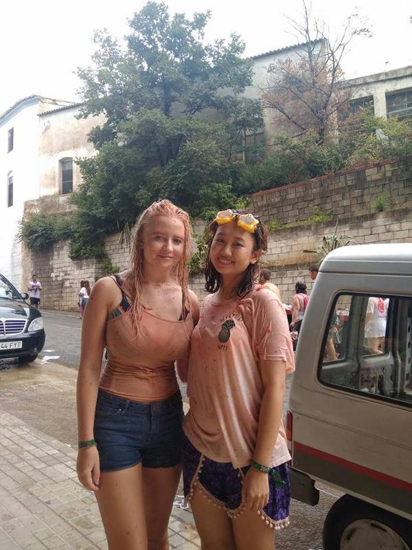 Zwei Freundinnen stehen bei einer Jugendreise nach Spanien zusammen
