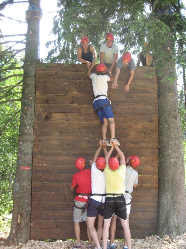 Kinder des Herbstferien Sportcamps gehen in einer Gruppe klettern