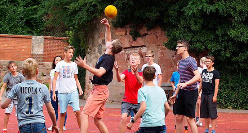 Kinder des Sportcamps Herbst spielen Handball