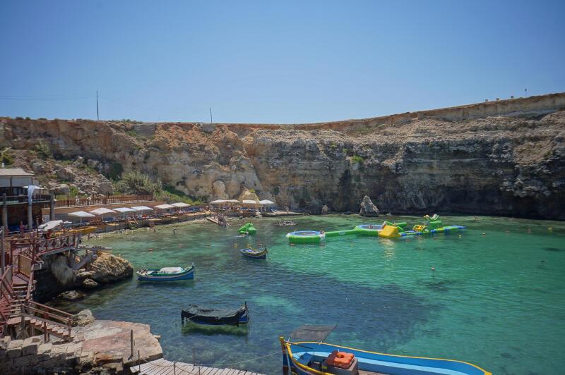 Man sieht eine schöne Bucht aus dem Teenscamp in Malta