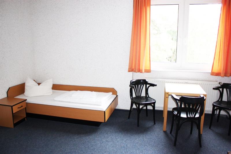 Das Zimmer der Sprachreise verfügt über Einzelbetten und mehrere Sitzmöglichkeiten