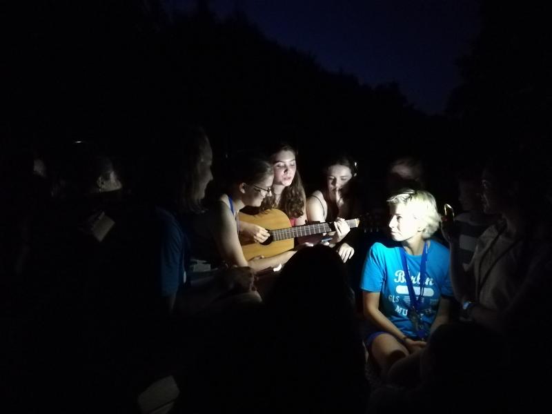Auf Sprachreise wird um Dunkeln noch gesungen und ein Mädchen spielt Gitarre