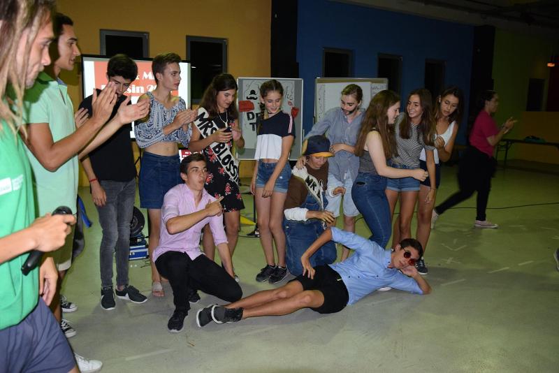 Auf Sprachreise machen die Jugendlichen ein lustiges Gruppenfoto am Abend