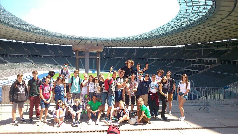 Auf Sprachreise machen die Teilnehmer ein Gruppenbild im Olympiastadion