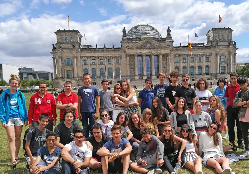 Auf Sprachreise machen die Teilnehmer ein Gruppenbild vor Sehenswürdigkeiten