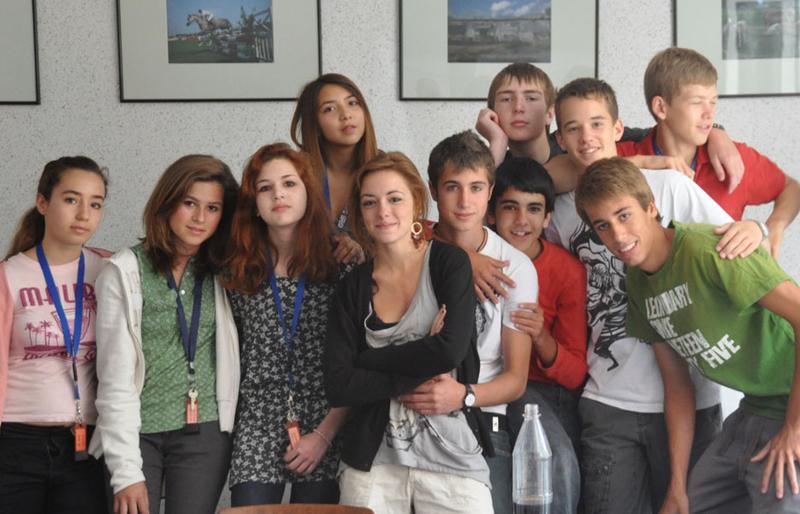 Die Teilnehmer der Sprachreise machen ein Gruppenfoto mit neuen Freunden