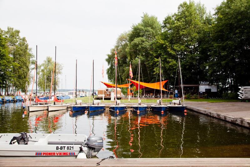 Auf Sprachreise werden Orte wie kleine Häfen am See erkundet