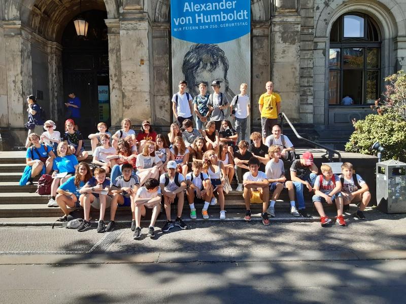 Die Teilnehmer der Sprachreise machen ein Gruppenbild vor einer Universität