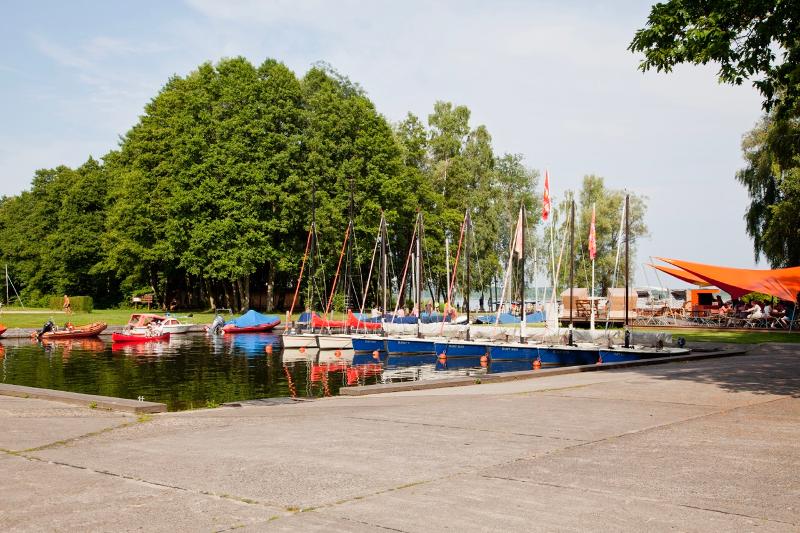 Der kleine Hafen liegt auf Sprachreise inmitten der Bäume und Grünflächen