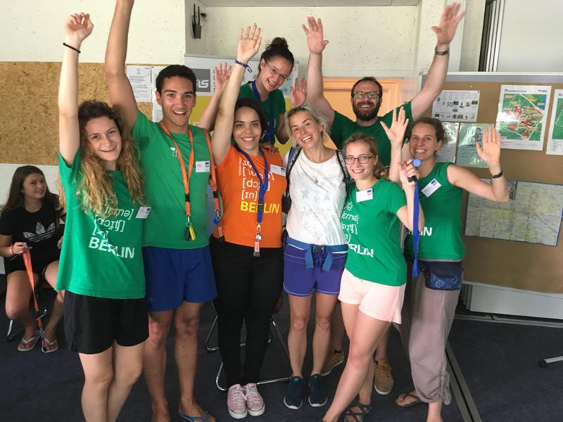 Die Teilnehmer und Betreuer der Sprachreise machen ein Gruppenbild mit grünen T-Shirts