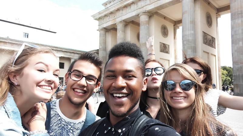 Die Teilnehmer der Sprachreise machen ein Selfie vor dem Brandenburger Tor