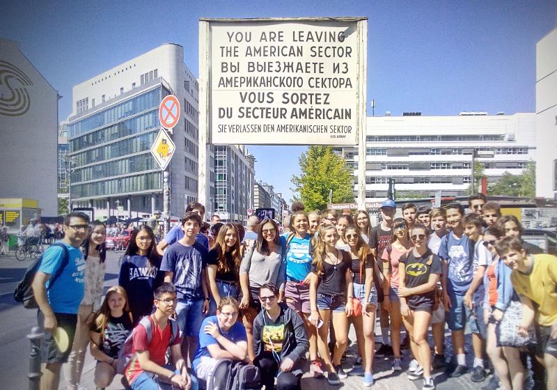 Auf Sprachreise machen die Teilnehmer ein Gruppenbild vor Checkpoint Charlie