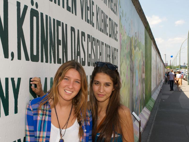 Zwei Freundinnen machen ein gemeinsames Bild auf der Sprachreise und grinsen