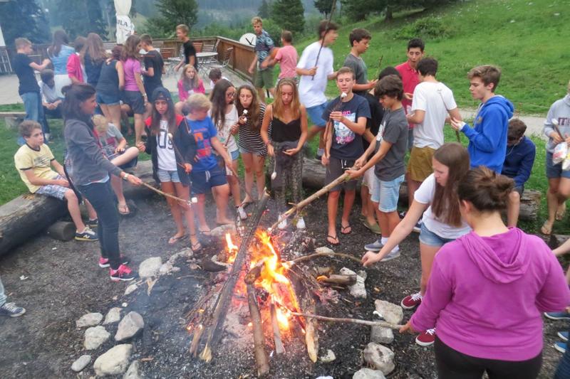 Marshmallow-Grillen am Lagerfeuer bei Sprachurlaub Deutschland für Schüler