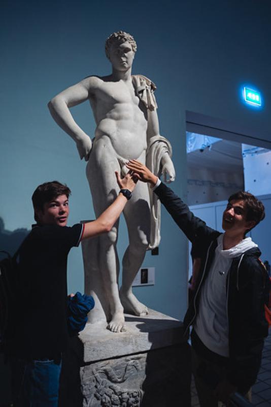 Jungs stehen auf Sprachreise England Schüler vor einer Statue