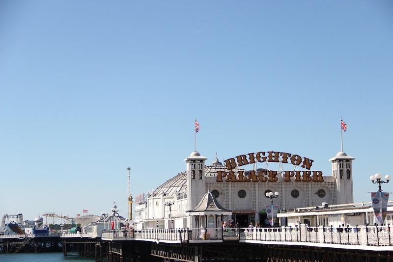 Der Brighton Pier mit einem großen Gebäude auf Schülersprachreise England