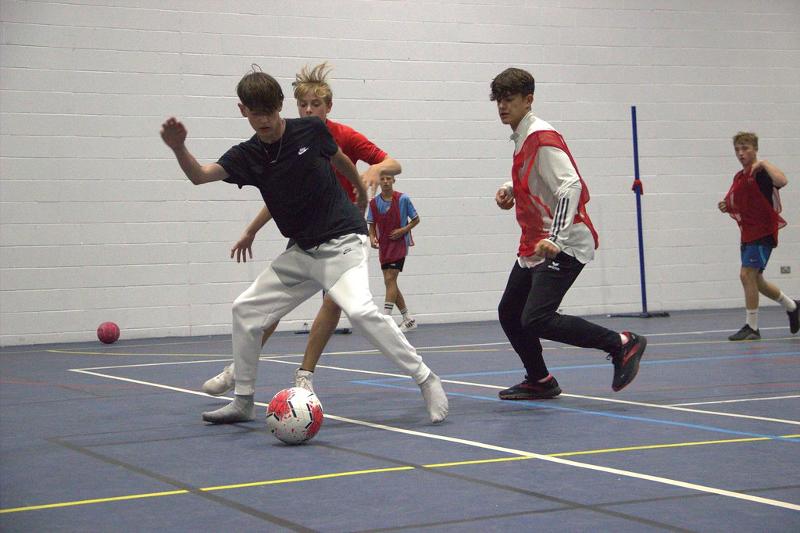 Teilnehmer der Sprachreise England Kinder spielen Indoor Fußball