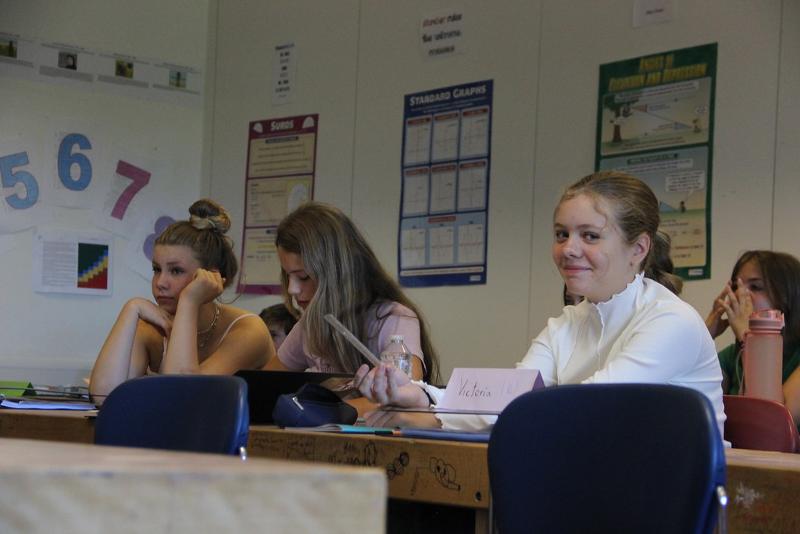 Teilnehmer der Schülersprachreise England sitzen im Klassenraum