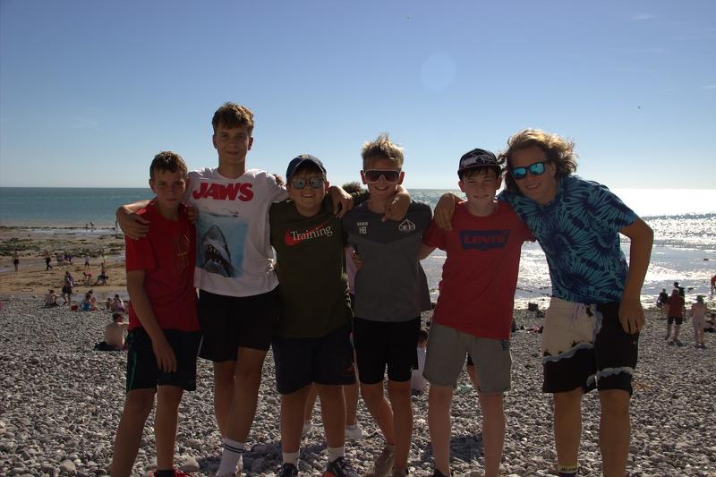 Teilnehmer der Sprachreise England 2 Wochen stehen am Strand